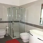 With Garden And Pool Access דירה