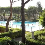 With Garden And Pool Access Appartamento *