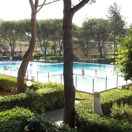 With Garden And Pool Access Apartman *