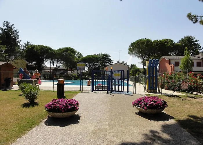 アパート With Garden And Pool Access *